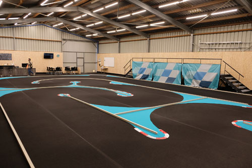 News: Le montage du circuit indoor du club IRCR (Indoor RC Romand) situé à Lucens (Suisse).