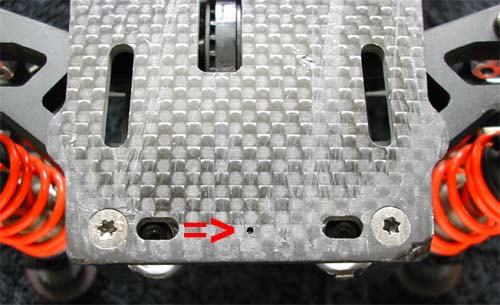 On trouve sous le châssis deux petits trous dans l'axe du châssis à l'avant et à l'arrière pour permettre de vérifier et/ou corriger l'équilibre droite-gauche simplement.