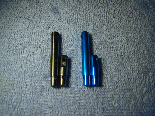 Comparaison entre les axes en acier d'origine et ceux en aluminium anodisé bleu en option.